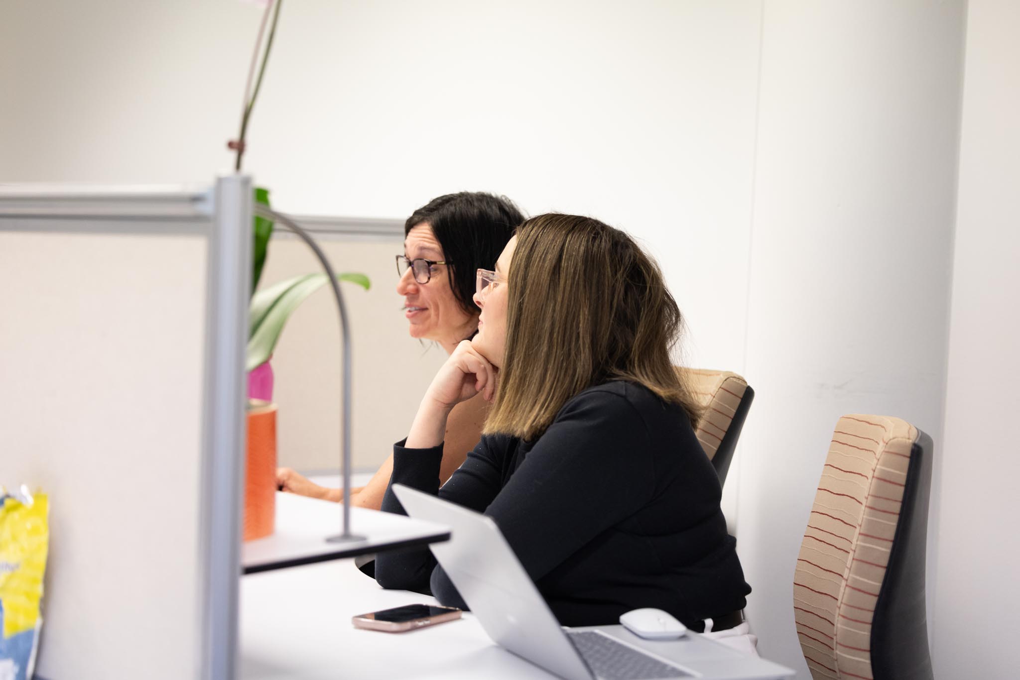 2 ladies in an office meeting environment